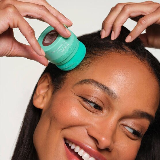 Shampoo a Seco Briogeo Style + Treat Puff
